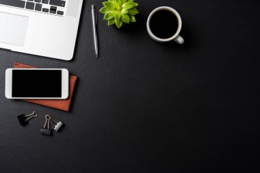 Office Masaüstü modern dizüstü bilgisayar ve aksesuarları