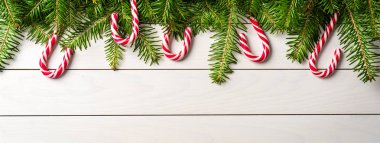 Noel arka plan beyaz tahta masada baston şekerler ile