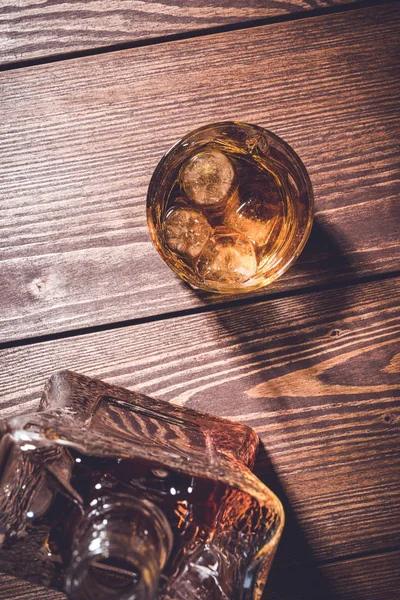 Whiskey Flaske Med Whiskey Glass Gammelt Trebord – stockfoto