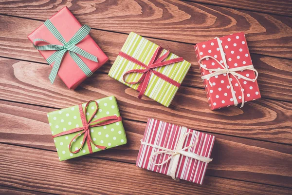 Tahta Arkaplanda Noel Hediyesi Kutuları