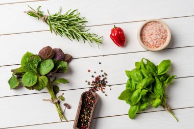 Demet taze otlar ile baharat beyaz ahşap tablo