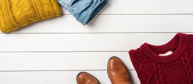 Kadının sıcak giysiler kış için. Moda arka plan