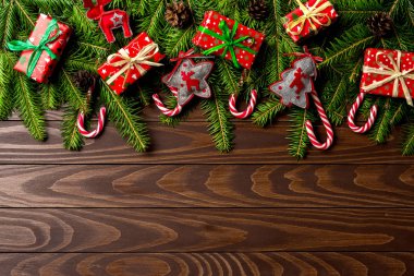 Renkli hediye kutuları ve dekorasyon ahşap masa üzerinde Noel arka plan