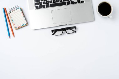 Beyaz arka plan üzerinde iş masaüstü aksesuarları