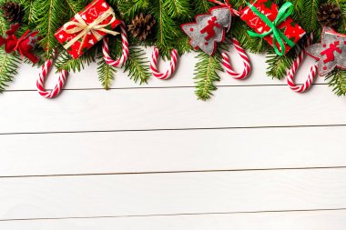 Noel ağacı ve süslemeleri olan bir Noel arkaplanı.