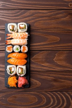 Ahşap zemin üzerine Japon Suşi kümesi. Yakın çekim