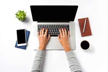 Dizüstü bilgisayarda çalışan kadın