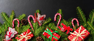 Noel ağacı, hediyeler ve süslemeleri ile arka plan