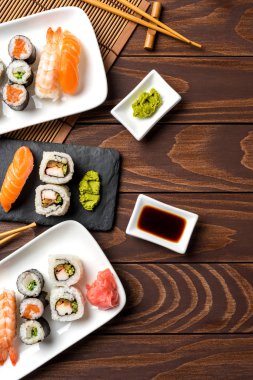 Ahşap masa üzerinde Japon Suşi kümesi. Üstten görünüm