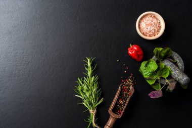 Taze ot ve baharat karışımı. Üstten görünüm