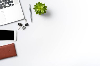 Modern beyaz arka plan üzerinde izole laptop ve iş aksesuarları