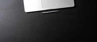 Siyah office masaüstü. Üstten görünüm