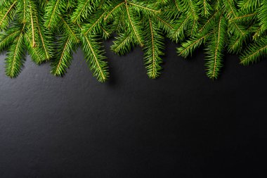 koyu arka plan üzerinde Noel ağacı