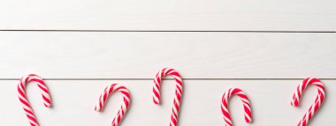 Baston şekerler eski beyaz ahşap masa