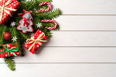 Noel ağacı ve süslemeleri olan bir Noel arkaplanı.