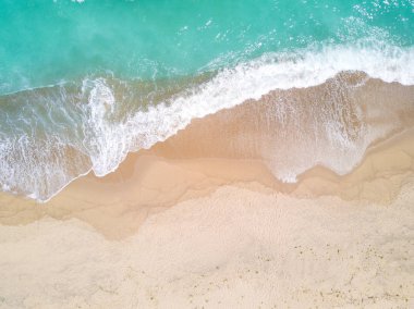 Kumsalın ve dalgalı okyanusun havadan görünüşü