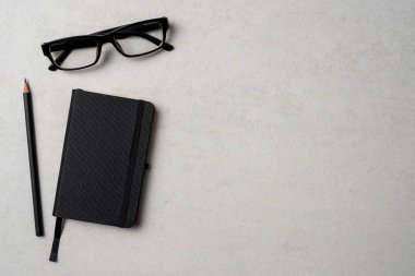 Office Masaüstü kalem, gözlük ve defter ile