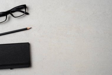 Office Masaüstü kalem, gözlük ve defter ile