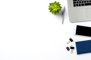 Office Masaüstü modern dizüstü bilgisayar ve aksesuarları