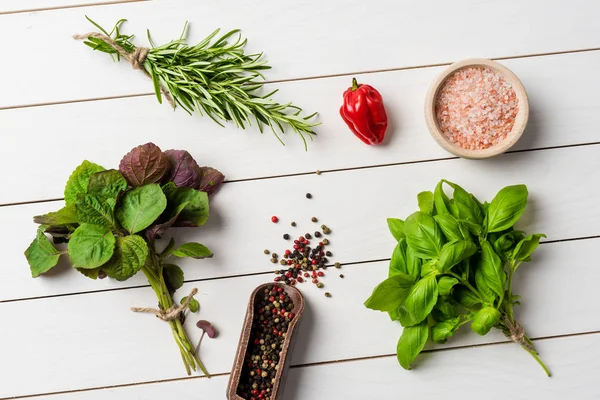 Demet taze otlar ile baharat beyaz ahşap tablo