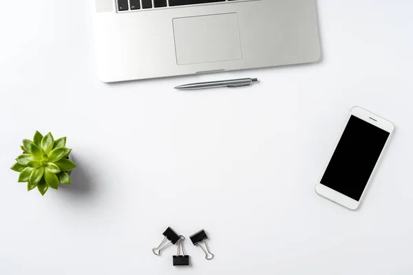 Overhead Aufnahme Von Büro Desktop Mit Modernem Laptop Und Zubehör — Stockfoto