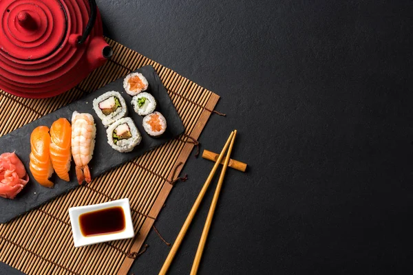 Sushi Set Mit Wasabi Sojasauce Und Teekanne Auf Schwarzem Stein — Stockfoto