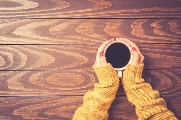 Mãos Femininas Suéter Quente Segurando Xícara Café Vista Superior — Fotografia de Stock