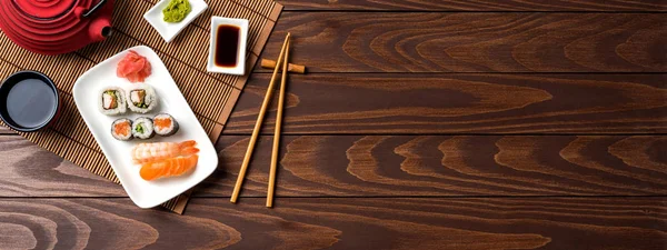 Ensemble Sushis Avec Théière Rouge Baguettes — Photo