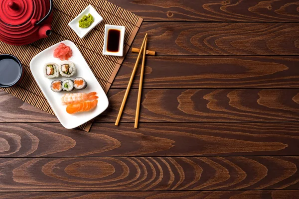 Sada Sushi Červenou Konvici Hůlky — Stock fotografie