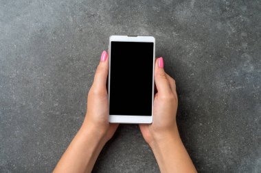 Beyaz akıllı telefon kullanan kadın. Yakın çekim