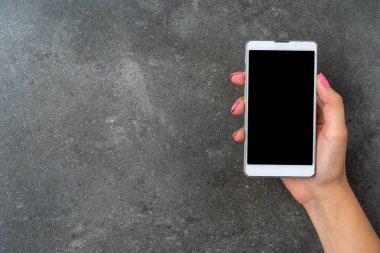 Beyaz akıllı telefon kullanan kadın. Yakın çekim