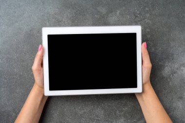 Kadın holding beyaz dijital tablet. Yakın çekim