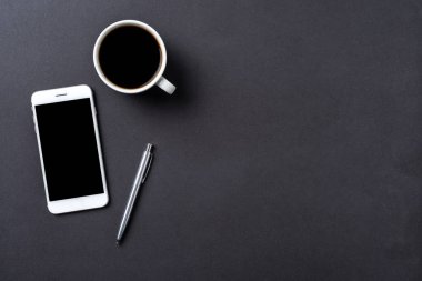 Office Masaüstü kalem, akıllı telefon ve bir fincan kahve ile