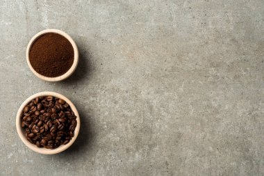 Kavrulmuş kahve çekirdekleri ahşap kase