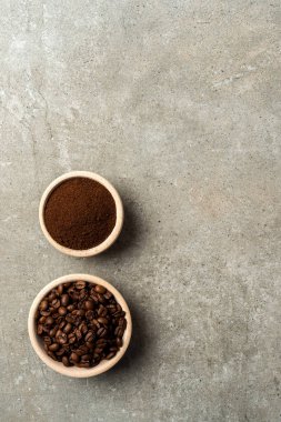 Kavrulmuş kahve çekirdekleri ahşap kase