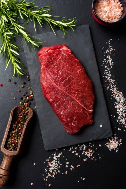 Ham sığır eti biftek karanlık beton masada. Gıda arka plan