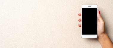 Beyaz cep telefonu tutan el. Yakın çekim