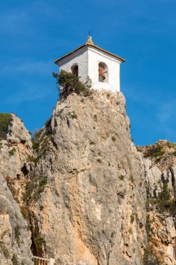 Ünlü çan kulesi Guadalest kalesinde. Alicante, İspanya.
