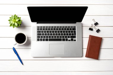 Beyaz ahşap ofis masaüstü dizüstü bilgisayar ile