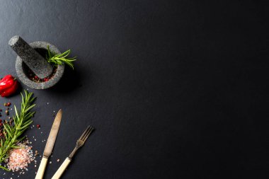 Taze otlar, baharatlar ve taş harç ile gıda arka plan