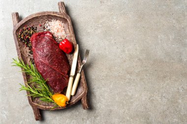 Ham sığır eti biftek otlar ve baharatlar ile. Yakın çekim