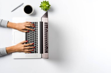 Dizüstü bilgisayarda çalışan kadın