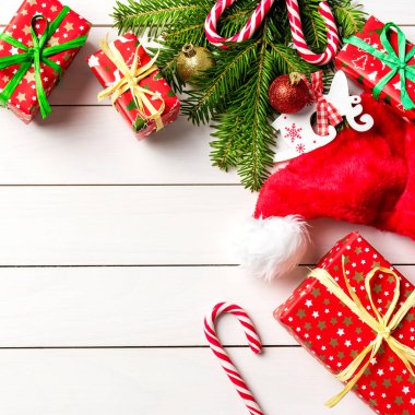 Beyaz arkaplanda noel süslemeleri