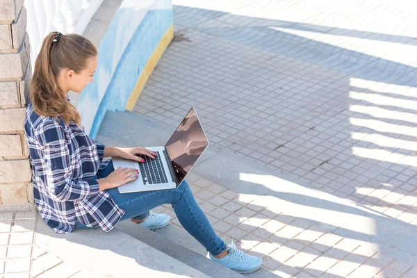 dizüstü bilgisayar açık kullanan genç kadın