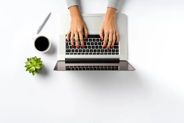 Las Manos Femeninas Que Trabajan Portátil Moderno — Foto de Stock