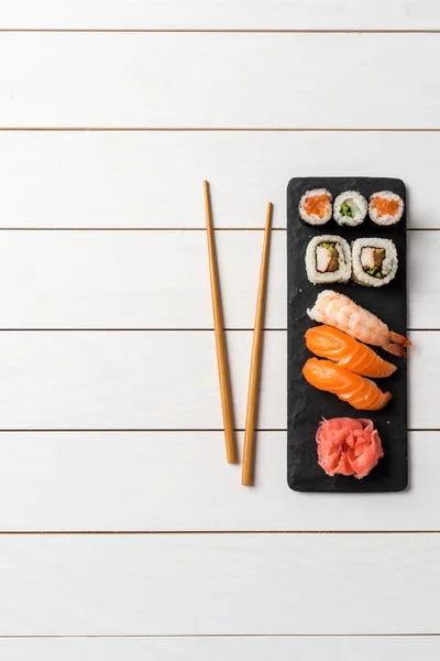 Japanisches Sushi Auf Weißem Holztisch — Stockfoto