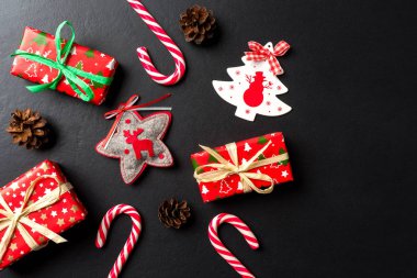 Siyah arka plan üzerinde Noel süsleri