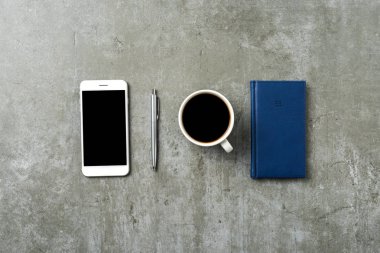 Office Masaüstü kalem, akıllı telefon ve defter ile