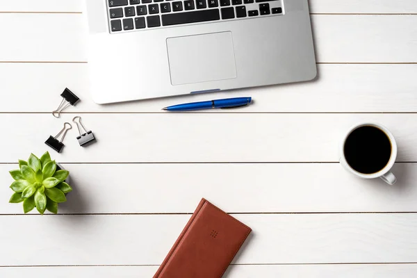 Vit Trä Office Desktop Med Laptop Och Business Leveranser Ovanifrån — Stockfoto