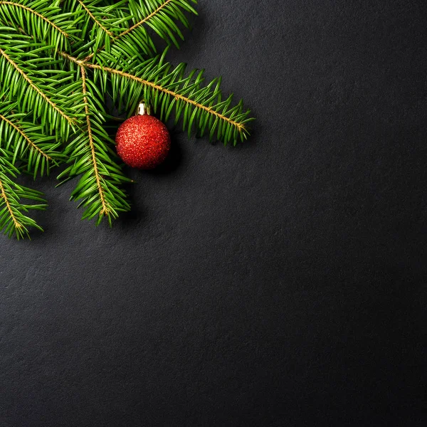 Vánoční Pozadí Zelený Strom Červený Míček — Stock fotografie